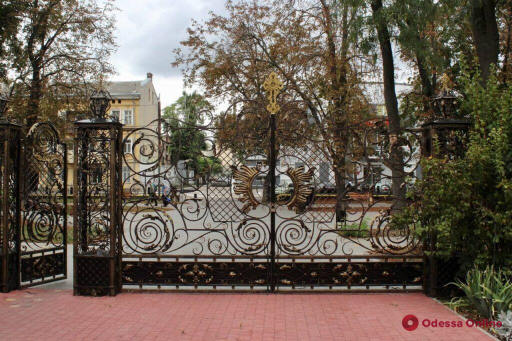 Сентябрьский день в Алексеевском сквере на Молдаванке (фоторепортаж)