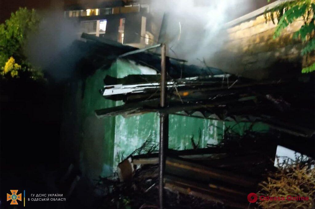 На Фонтане во дворе частного дома сгорел сарай (фото, видео)