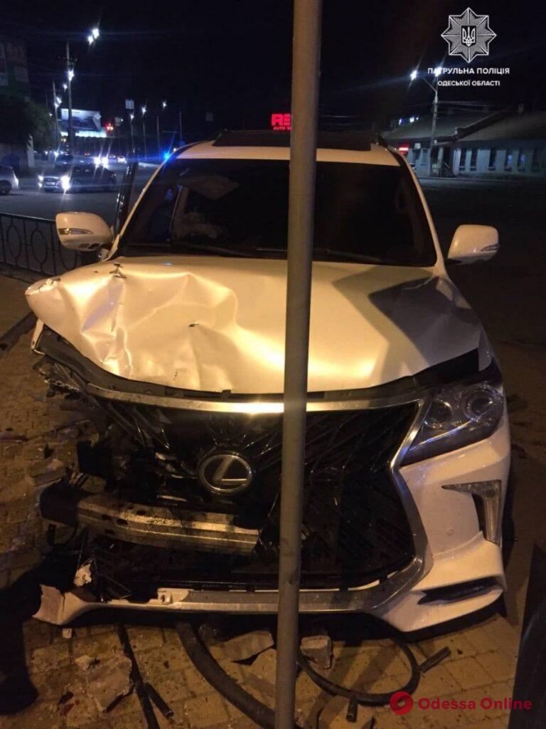 В Одессе на Николаевской дороге Lexus врезался в три автомобиля (фото)