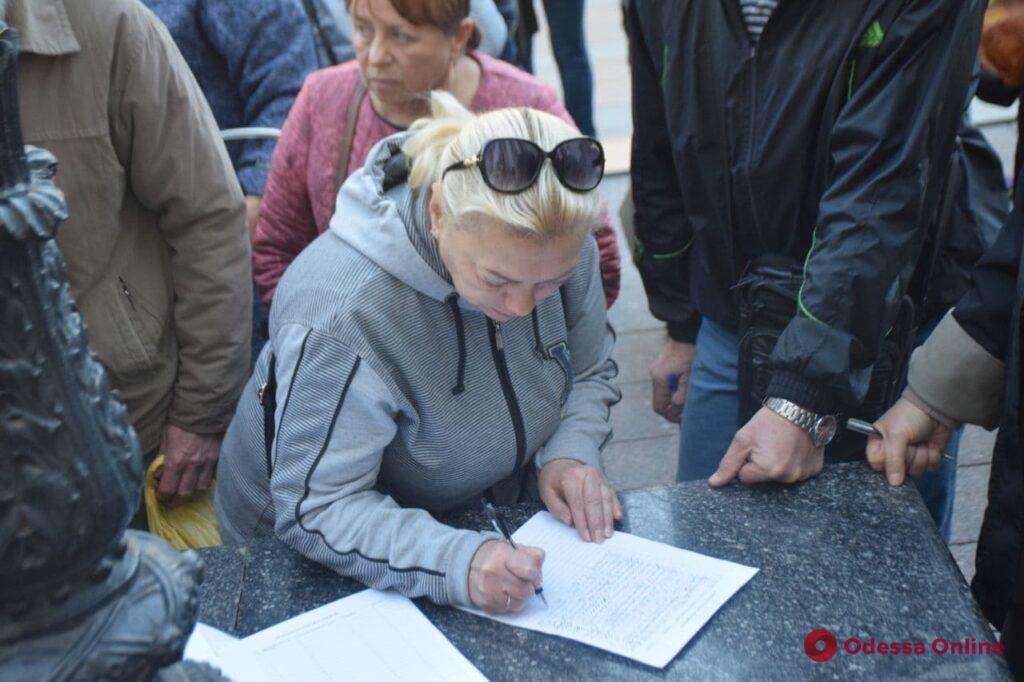 «Вешают» несуществующие долги: на Думской площади прошел митинг против деятельности «Одессагаз» (фото, видео)