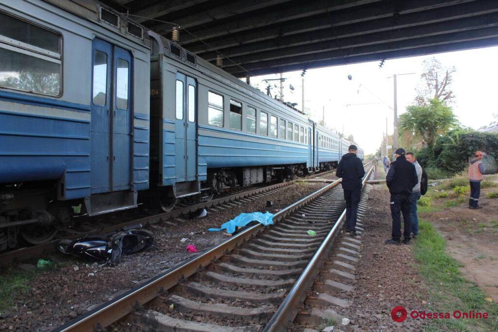 В Одессе поезд насмерть сбил мопедиста (фото, обновлено)