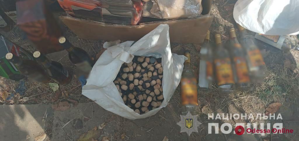 Жителя Одесской области поймали на производстве «элитного» алкоголя и хранении контрабандных сигарет