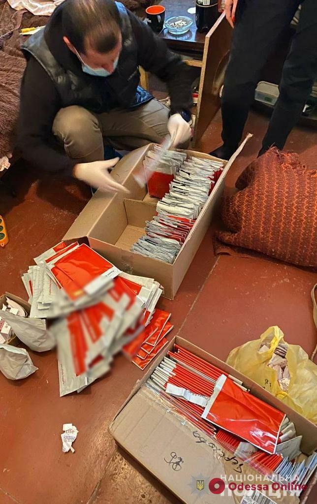 В Одессе полиция нашла у девушки из Херсона 800 пакетиков с наркотиками
