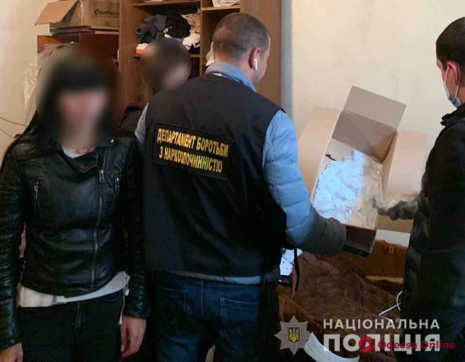 В Одессе полиция нашла у девушки из Херсона 800 пакетиков с наркотиками