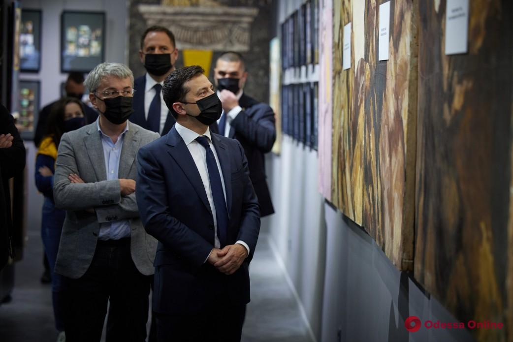 Президент Владимир Зеленский посетил Одесский художественный музей и ознакомился с планом его реставрации