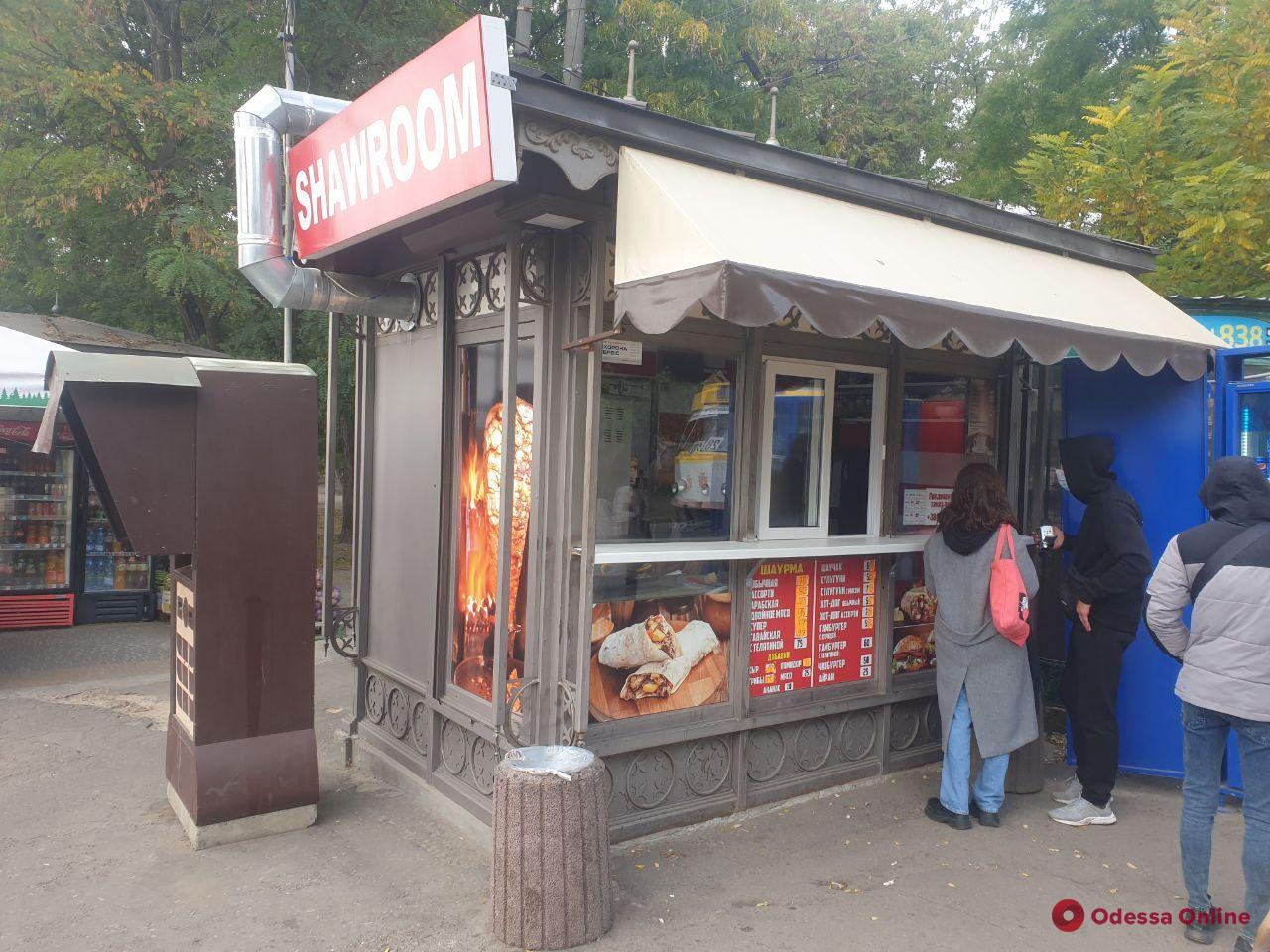 «Сильно воняла»: в Одессе местные жители добились закрытия будки с шаурмой