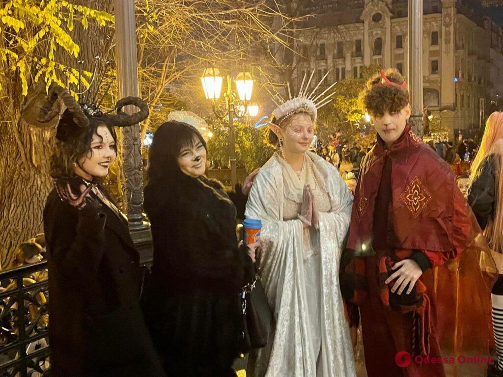 Сладость или гадость: в одесском Горсаду устроили празднование Хэллоуина и выставку тыкв 