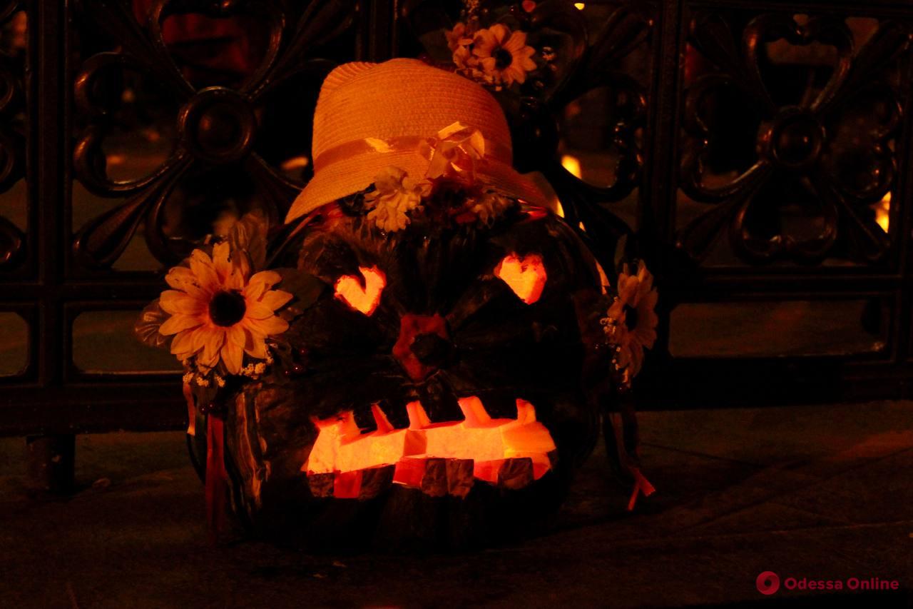 Сладость или гадость: в одесском Горсаду устроили празднование Хэллоуина и выставку тыкв 