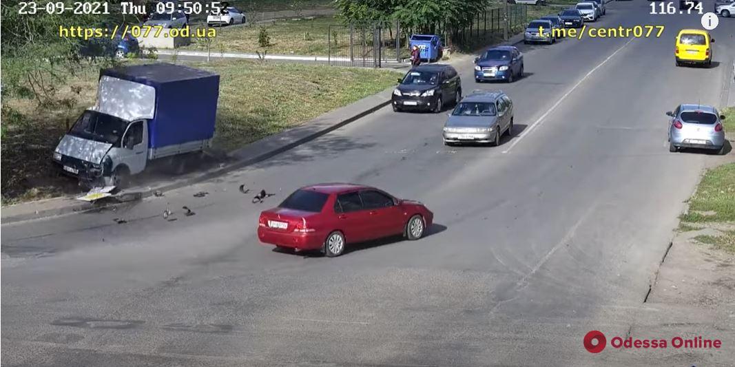 В Одессе в Суворовском районе грузовая «газель» снесла светофор