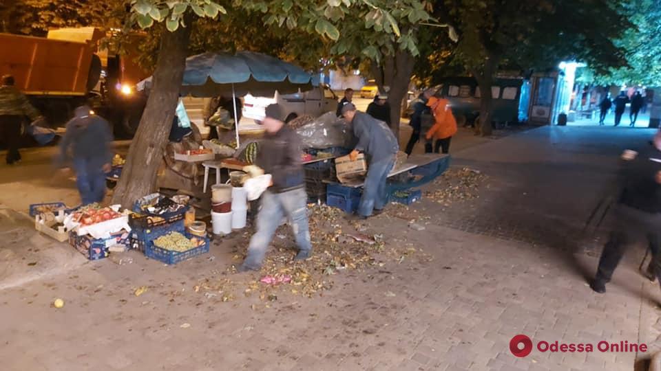 В Одессе в районе Таирова разогнали стихийный рынок