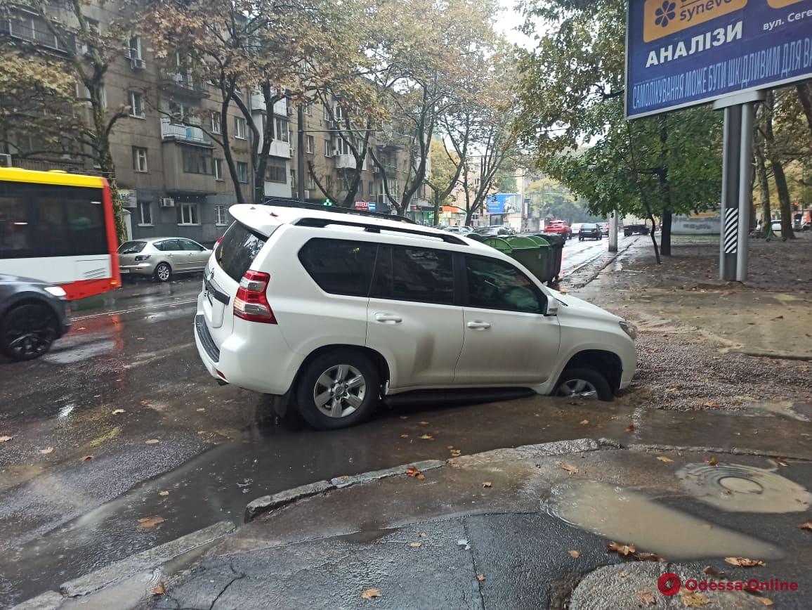 В Одессе внедорожник провалился в размокшую дорогу