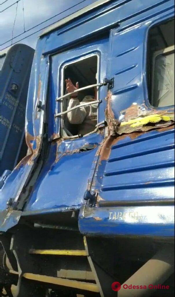 В Киевской области пассажирский поезд протаранил комбайн (фото)