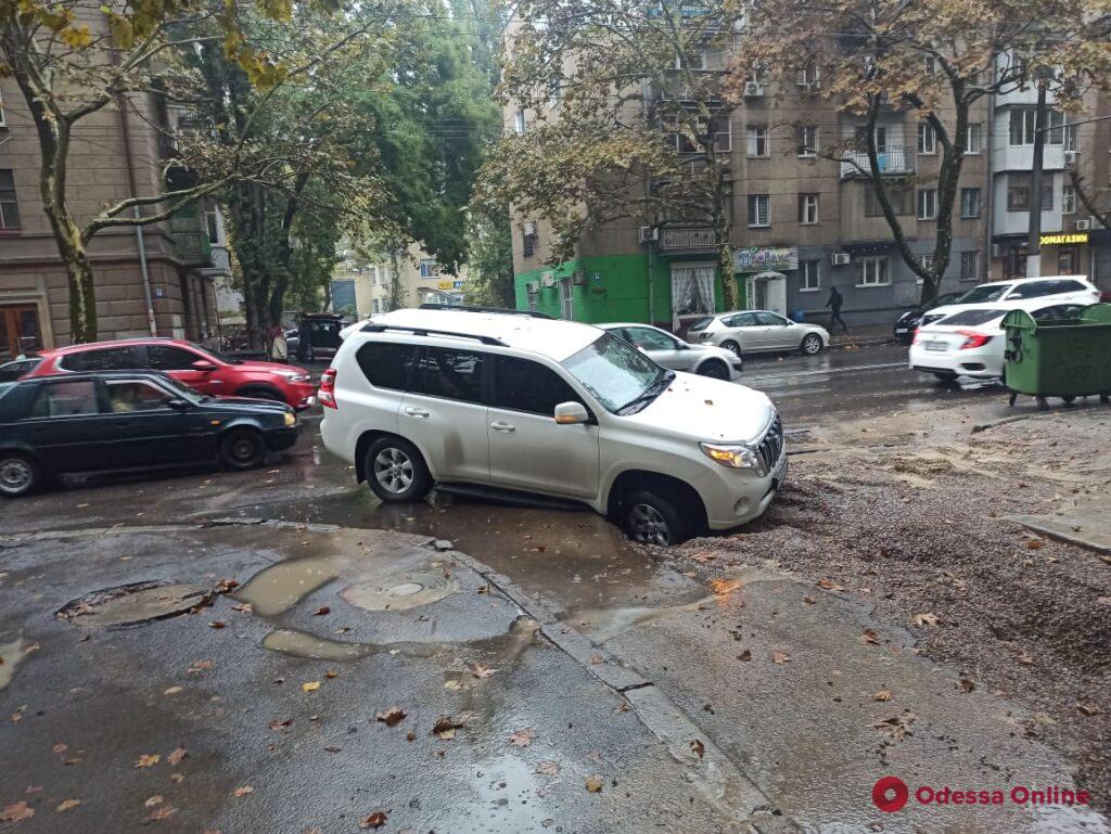 В Одессе внедорожник провалился в размокшую дорогу