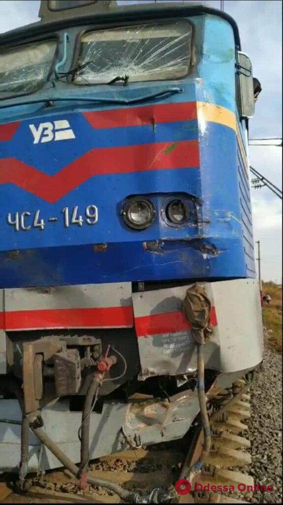В Киевской области пассажирский поезд протаранил комбайн (фото)