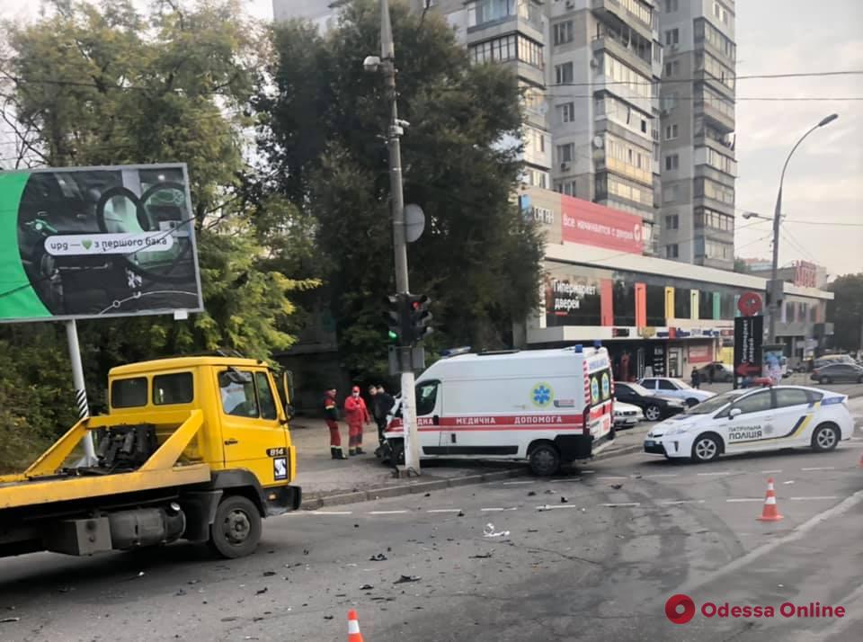 В Одессе в аварию попала машина скорой помощи (обновлено)