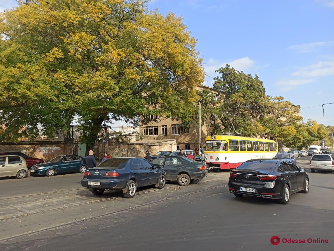 В Одессе столкнулись две легковушки: блокировано движение трамвая