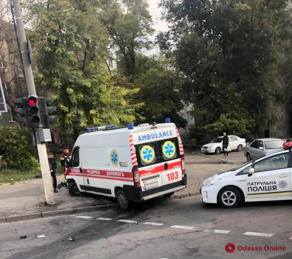 В Одессе в аварию попала машина скорой помощи (обновлено)