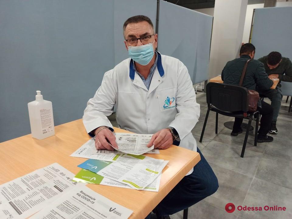 Накануне введения «красной» зоны карантина в одесских пунктах вакцинации наблюдается аншлаг