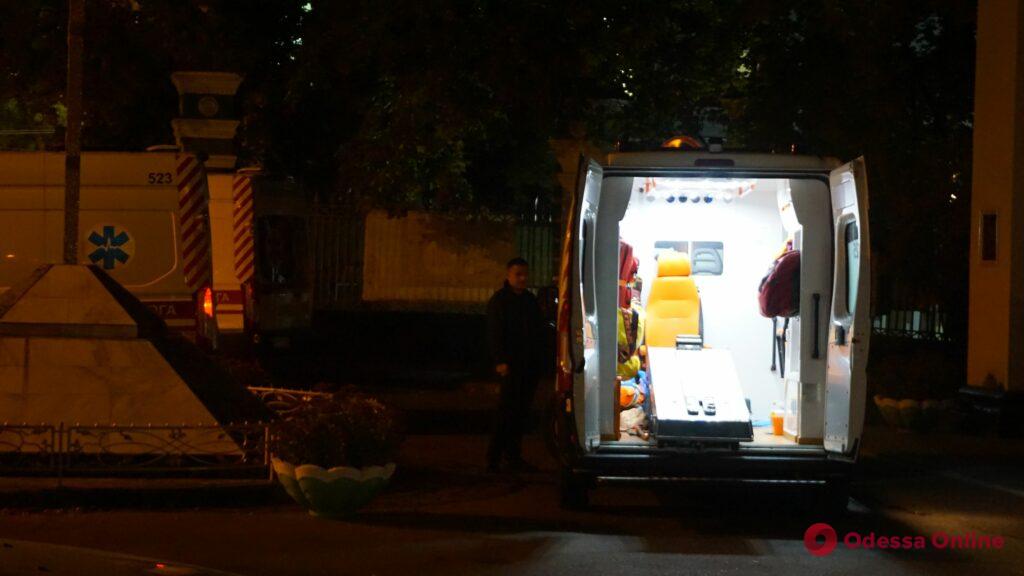Ночное дежурство: под одесской «ковидной» больницей скопились машины скорой помощи