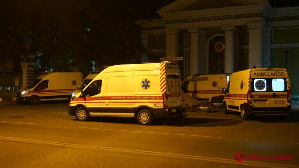 Ночное дежурство: под одесской «ковидной» больницей скопились машины скорой помощи