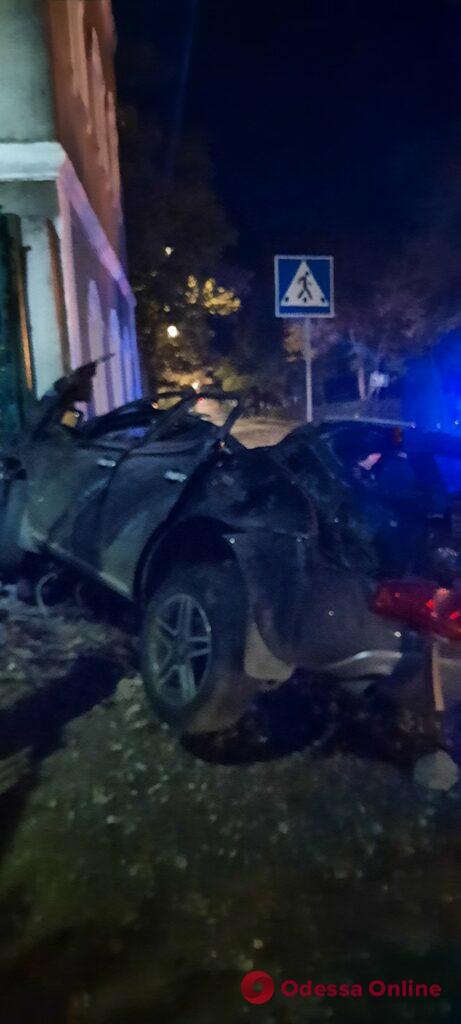 Под Одессой водитель внедорожника снес столб и протаранил здание 
