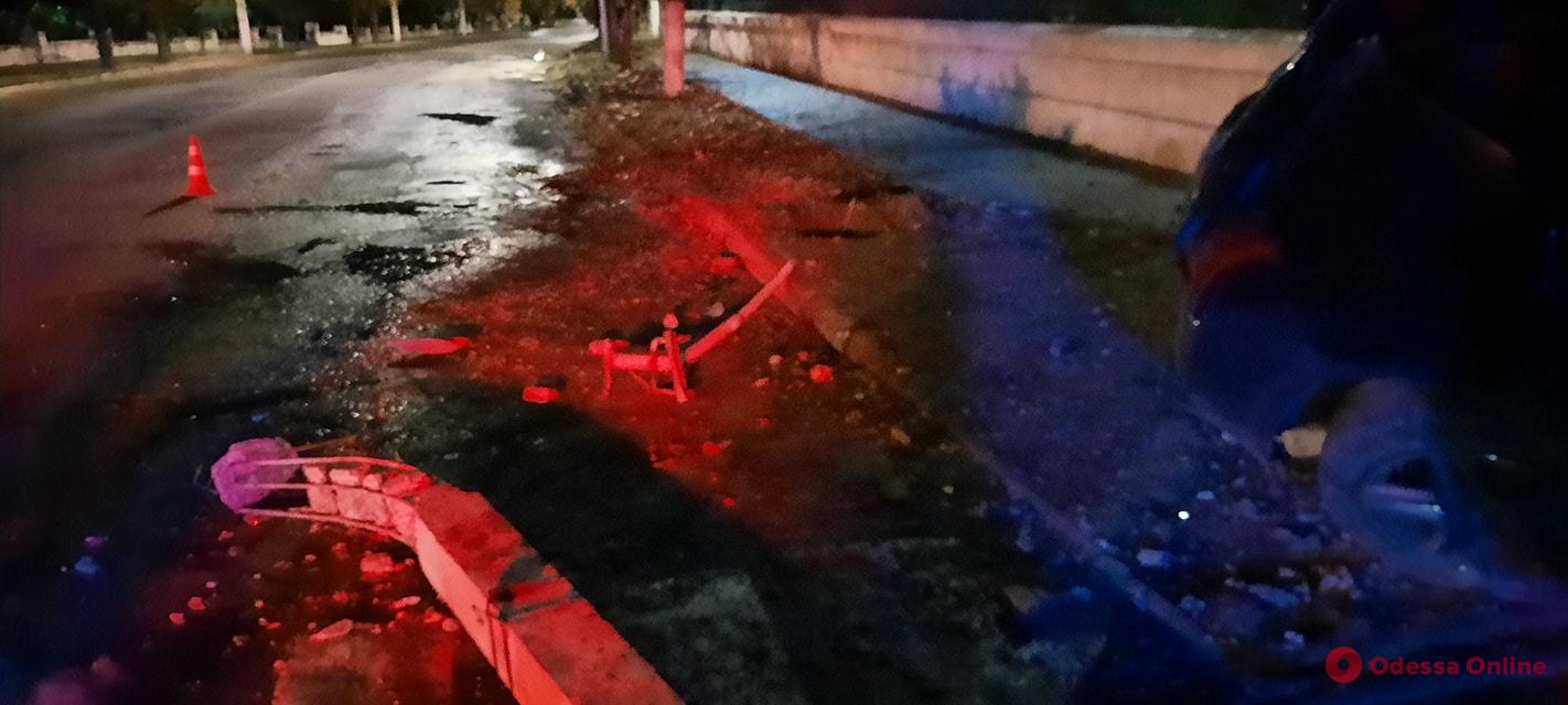 Под Одессой водитель внедорожника снес столб и протаранил здание 