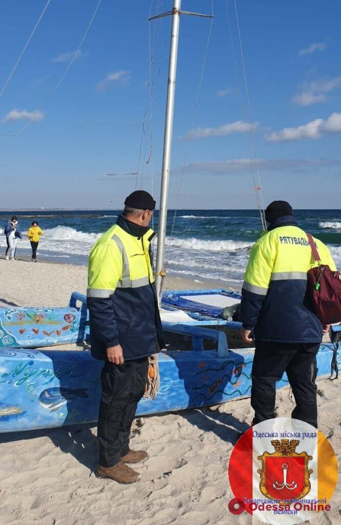 На одесский пляж выбросило поврежденный катамаран: пассажира спасли