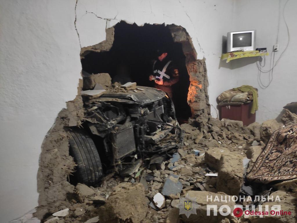 В Одесской области водитель за рулем Volkswagen проломил дыру в доме пенсионера