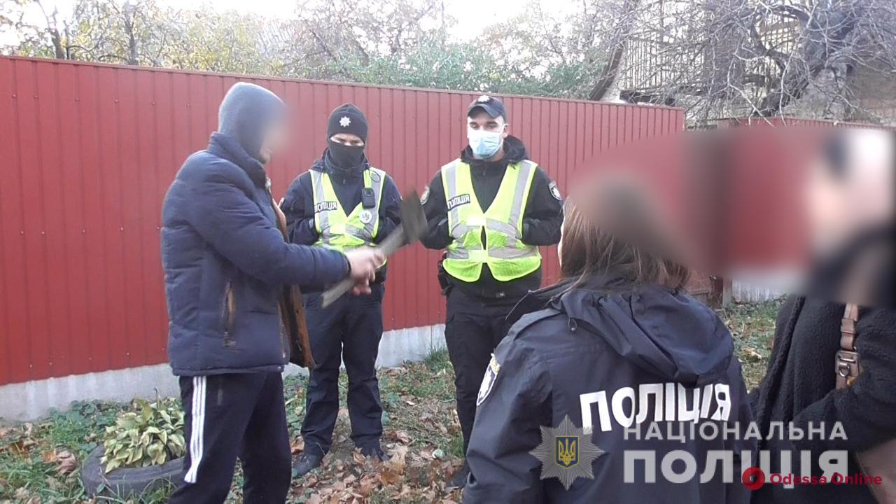 В Одесской области задержали мужчину, который напал с топором на многодетную мать