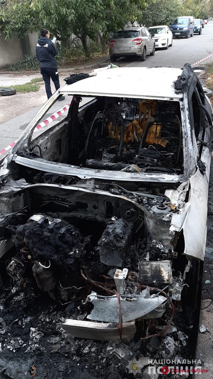 В Одессе неизвестные подожгли две машины