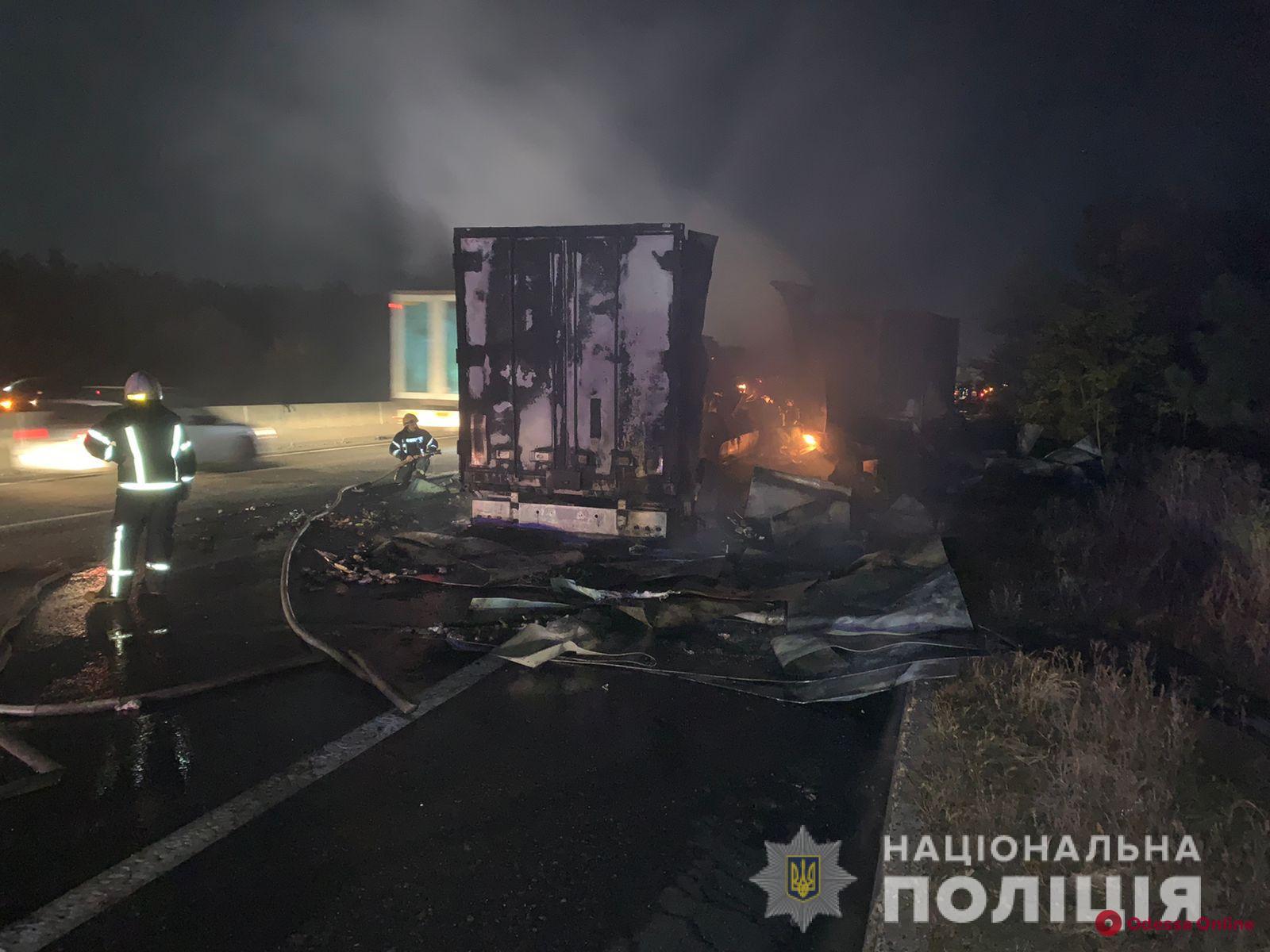 ЧП на Киевской трассе: возле Алтестово горят две фуры (обновлено)