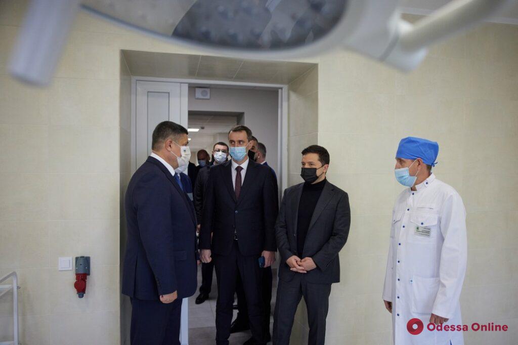 Президент на юге Одесской области: Зеленский осмотрел дворец спорта и отделение больницы 