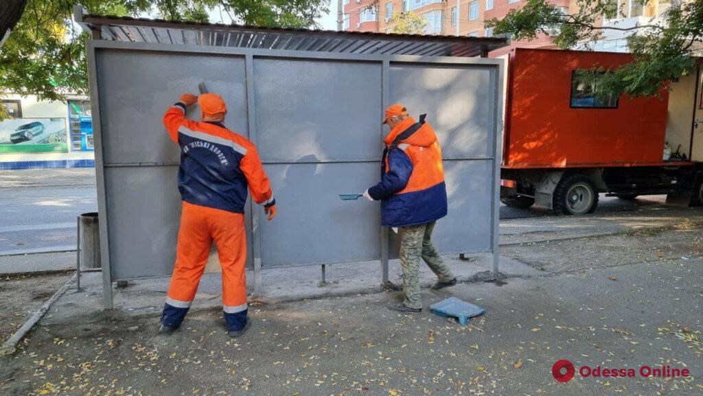 В Одессе от рук вандалов пострадало почти 100 остановочных комплексов (фото)