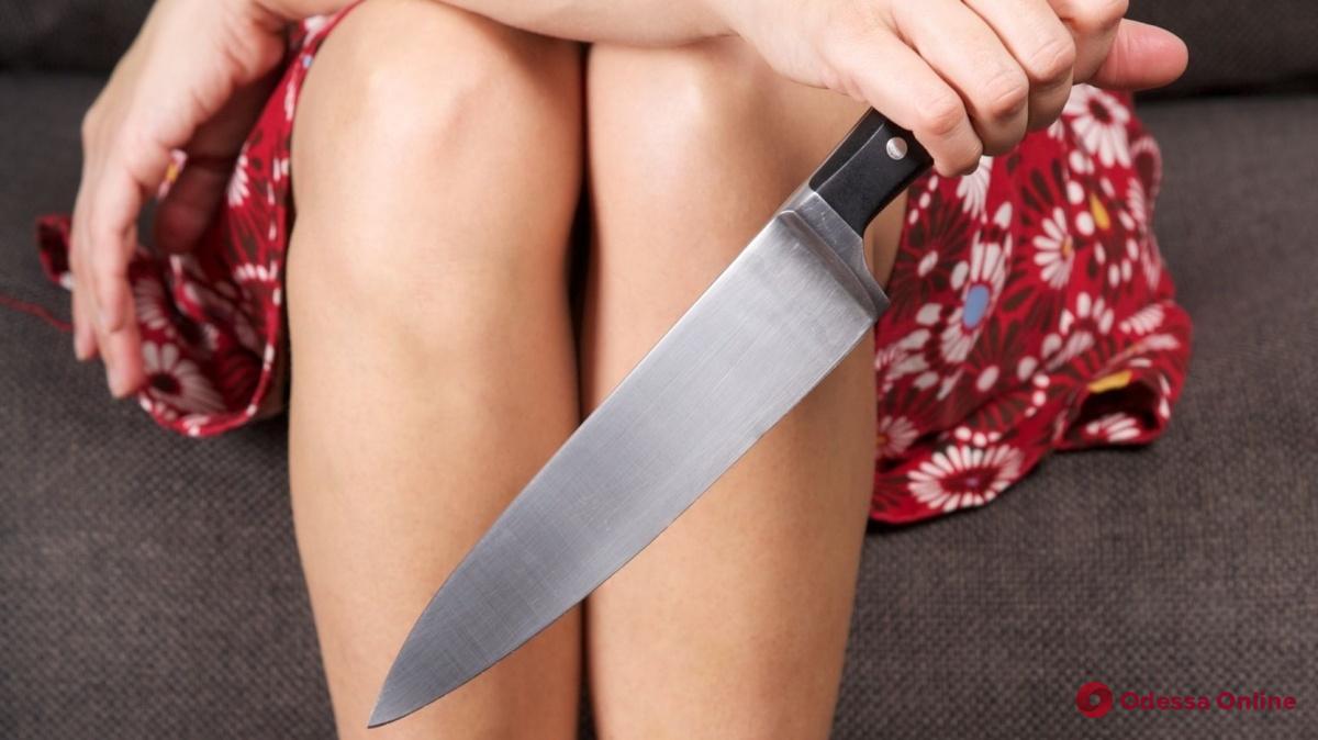 Ревность довела: в Одессе женщина напала на мужа с ножом