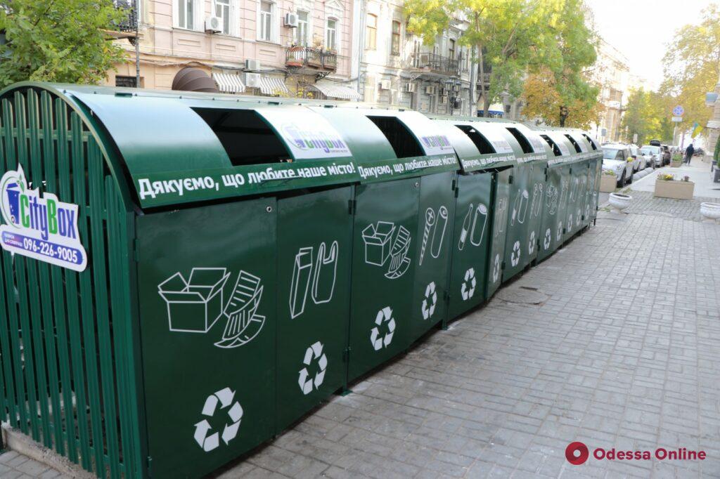 В исторической части Одессы установили несколько подземных мусорных контейнеров (фото)
