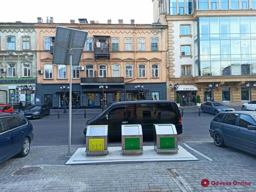 В исторической части Одессы установили несколько подземных мусорных контейнеров (фото)