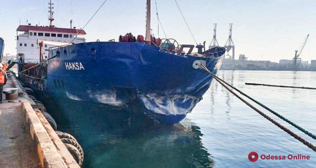 В порту Черноморска судно врезалось в причал