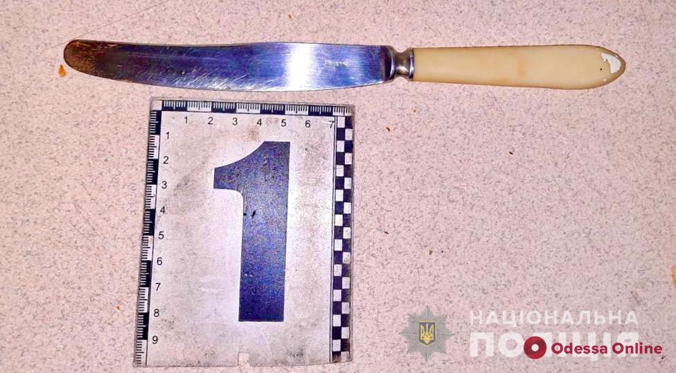 В Одессе мужчина пытался зарезать товарища столовым ножом