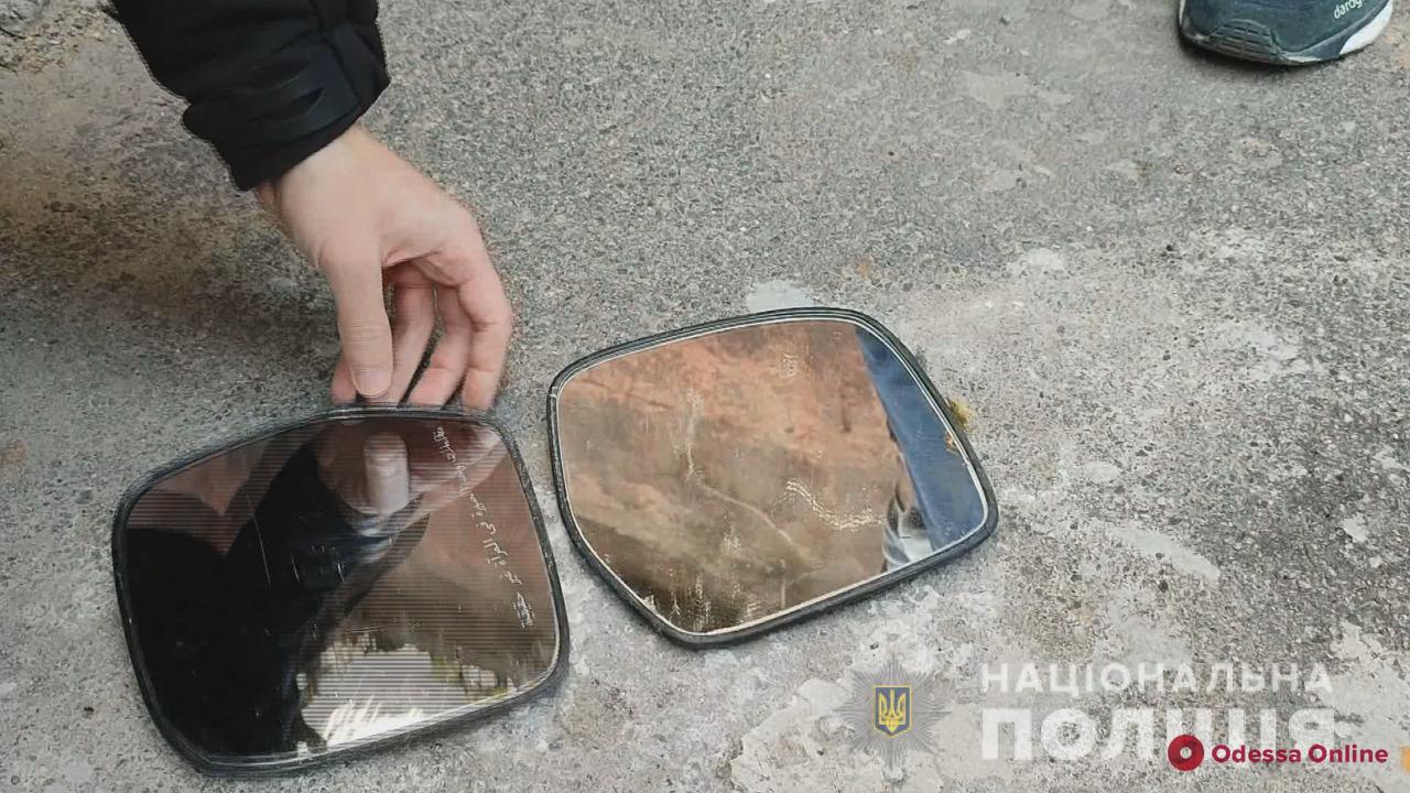 Скручивали и требовали выкуп: в Одессе поймали банду похитителей автомобильных зеркал