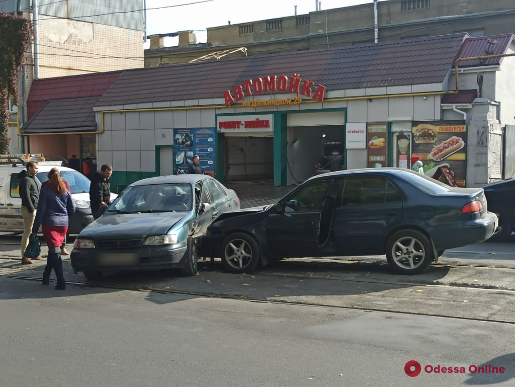 В Одессе столкнулись две легковушки: блокировано движение трамвая