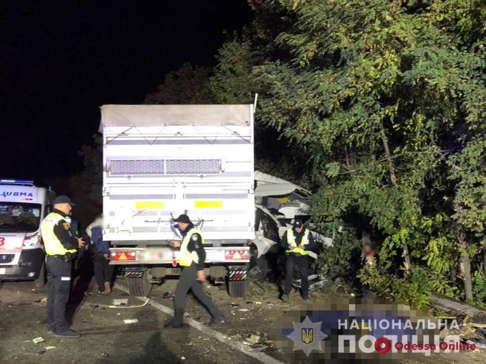 На трассе Одесса-Киев фура врезалась в маршрутку: два пассажира погибли 