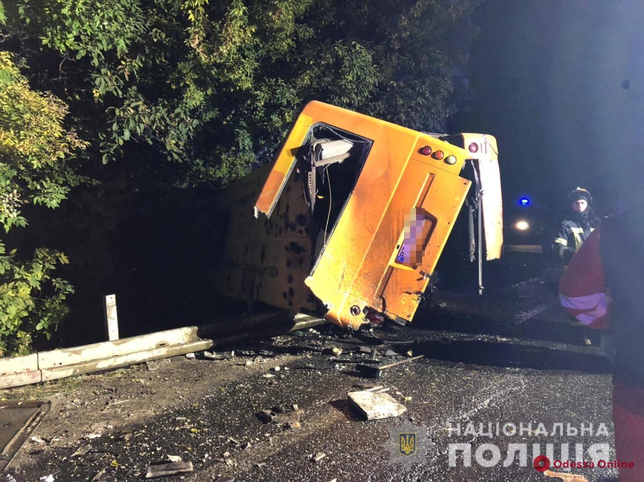 На трассе Одесса-Киев фура врезалась в маршрутку: два пассажира погибли 