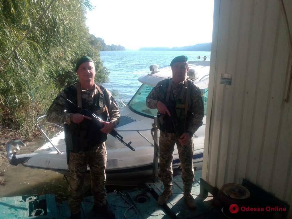 На Дунае пограничники задержали трех румын на двух лодках