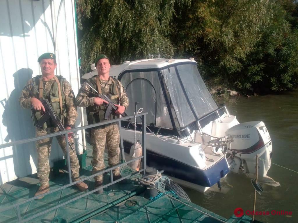 На Дунае пограничники задержали трех румын на двух лодках