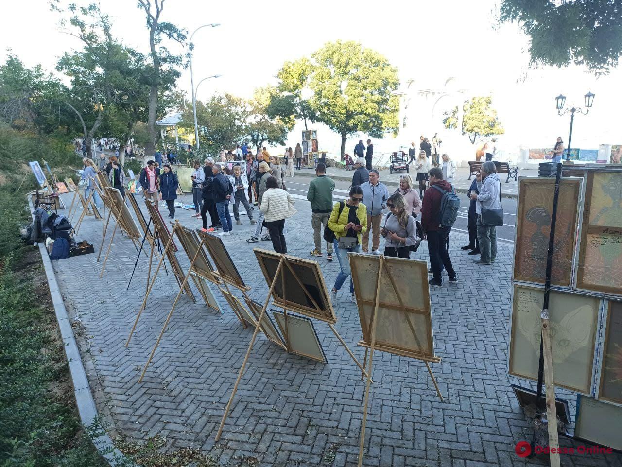 На Трассе здоровья открылась художественная выставка под открытым небом — работы можно купить (фото)
