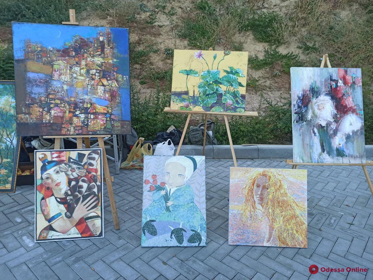 На Трассе здоровья открылась художественная выставка под открытым небом — работы можно купить (фото)