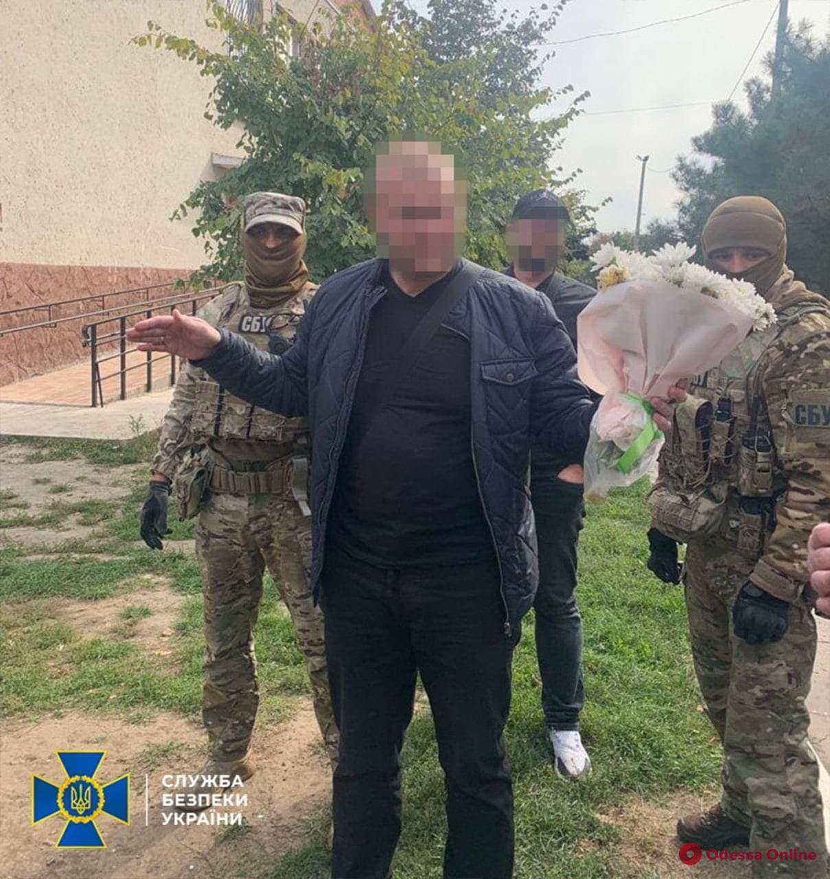 Не донес букет на праздник: в Одесской области СБУ задержала за взятки сотрудника нацпарка