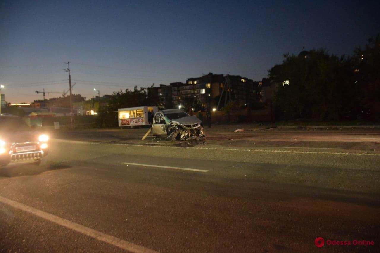 В Одессе автомобиль с военнослужащими попал в сокрушительное ДТП — пятеро пострадавших (фото, видео)