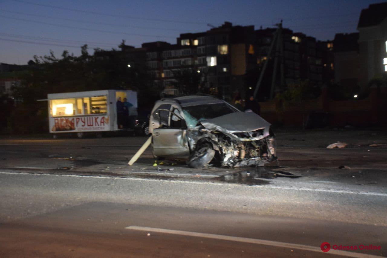 В Одессе автомобиль с военнослужащими попал в сокрушительное ДТП — пятеро пострадавших (фото, видео)