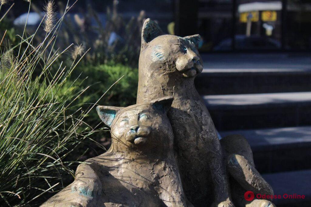 У «Привоза» появилась новая скульптура проекта «Одесские коты»